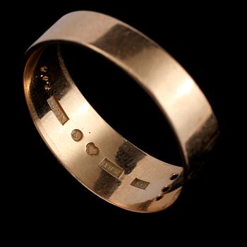RING, 18k guld med 3 briljantslipade diamanter tot 0.07 ct, Alton, Falköping, 1992. Vikt 13 g.