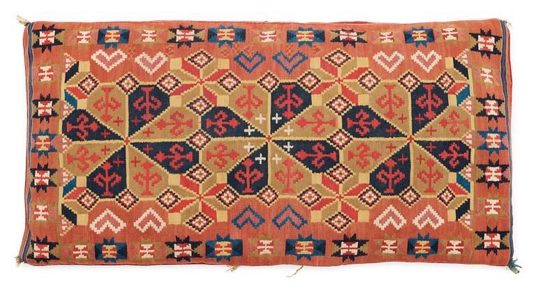 CARRIAGE CUSHION. Rölakan (flat weave). Ca 54 x 106 cm. Skåne first half of the 19th century.