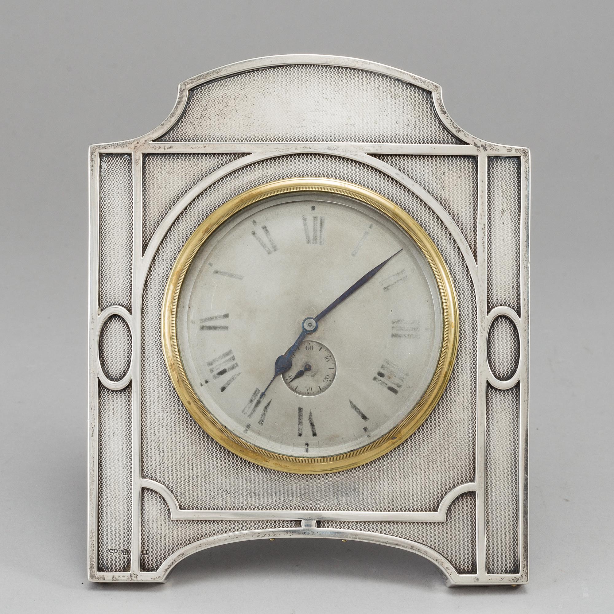 CHARLES & RICHARD COMYNS, a silver table clock from London, England, 1903.