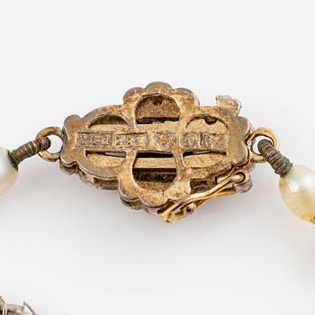 Pärlcollier, med doserade troligen flodpärlor, lås 18K guld och silver med rosenslipade diamanter och grön sten.