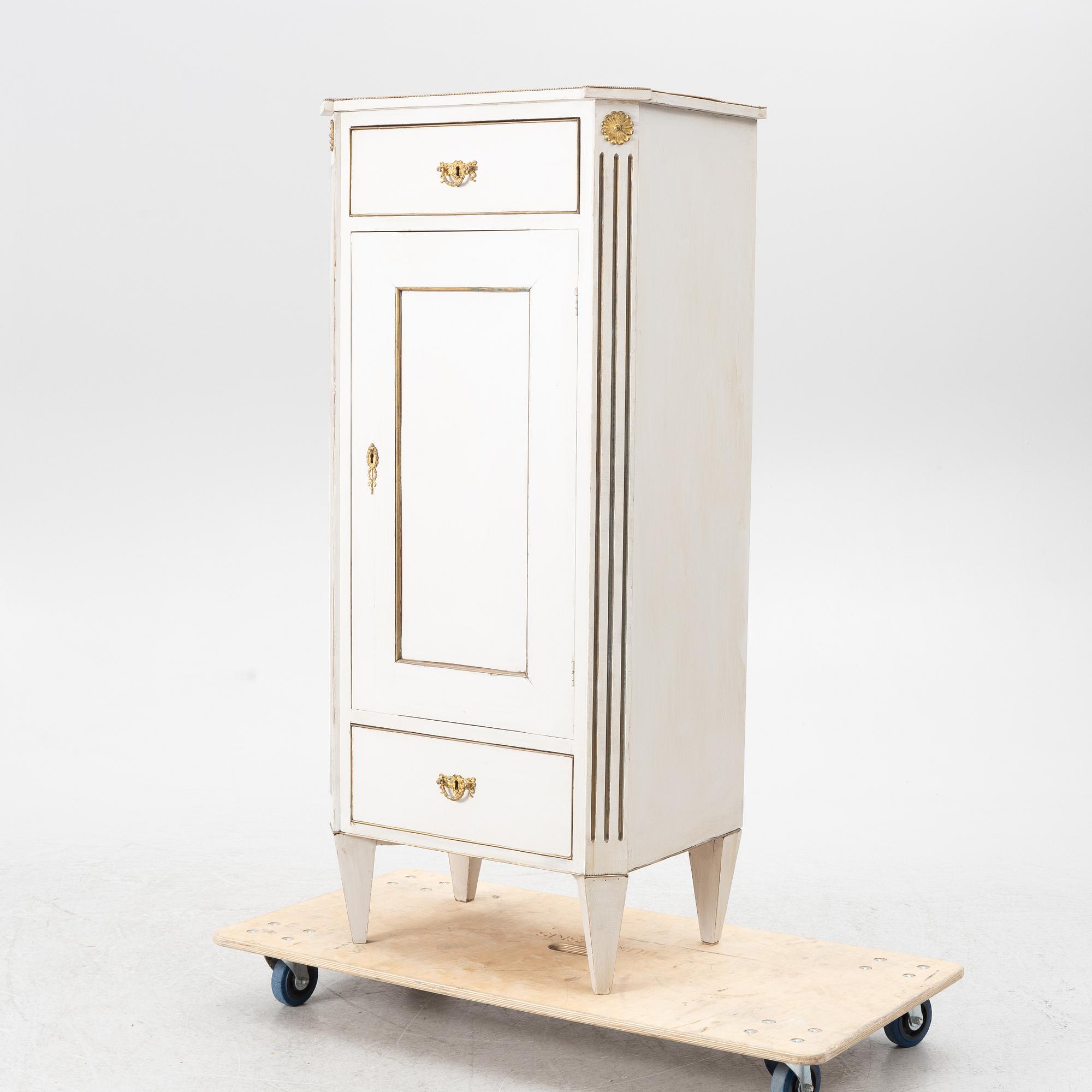 Skåp, gustaviansk stil, 1900-tal.