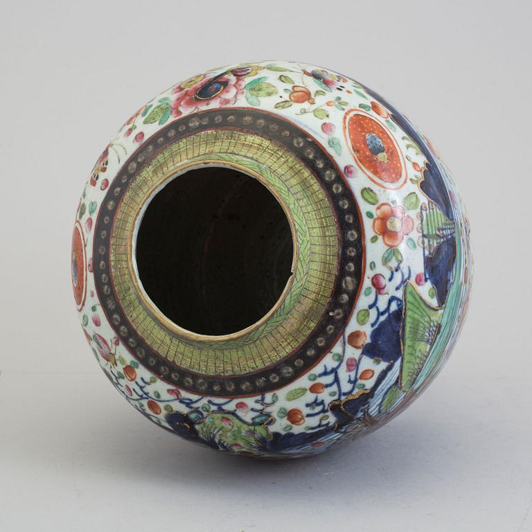 A blue and white and clobbered export porcelain jar, Qing dynasty, 19th century.