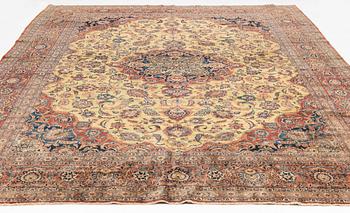 A semi-antique Kashan carpet, ca 426 x 305 cm.