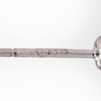 Korvakorut, 14K kultaa ja briljanttihiotut timantit.