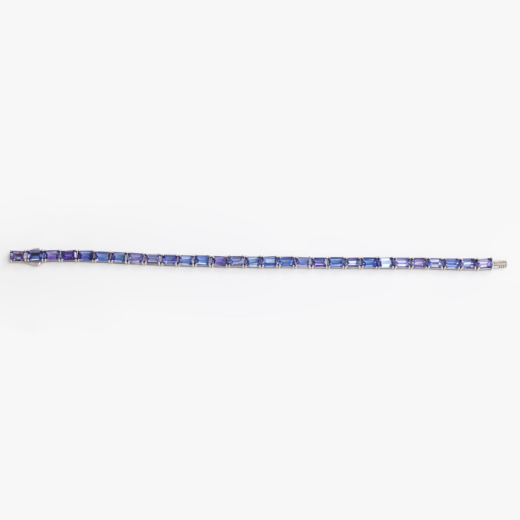 A 14K white gold bracelet with tanzanites. With Gemological center certificate.
