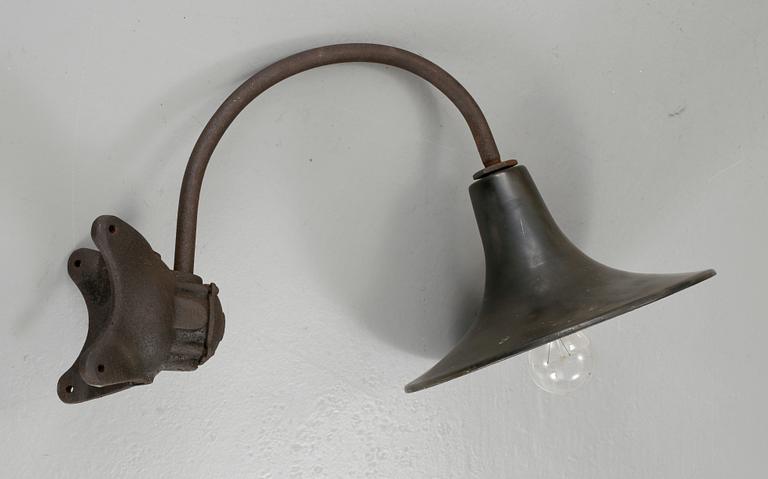 VÄGGLAMPA, gjutjärn samt metall. 1900-talets första hälft.
