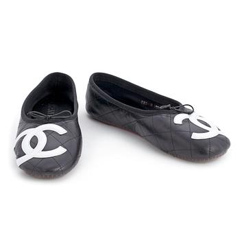 536. CHANEL, a pair of black leather ballet flats.