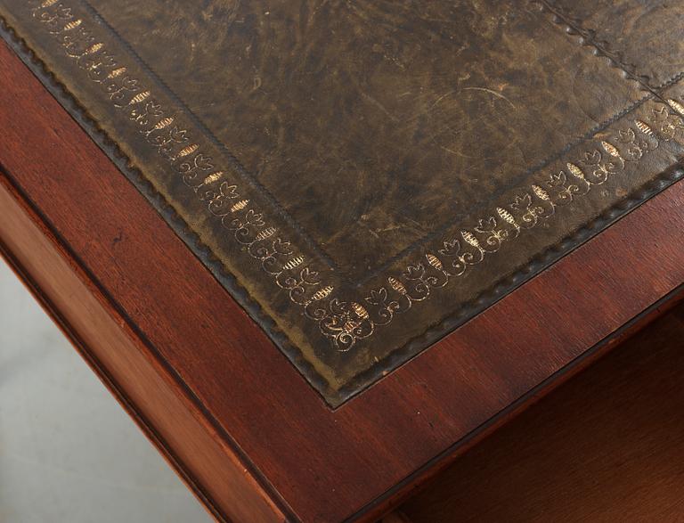 SKRIVBORD samt SKRIVBORDSSTOL, engelsk stil, 1900-talets första hälft.