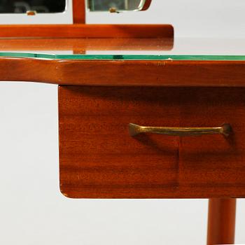 A mid 20th century toilette-table.