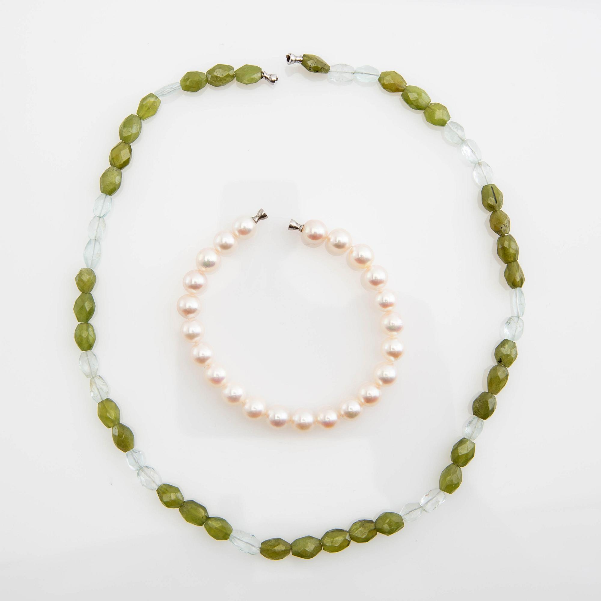 Ole Lynggaard, clasp, 18K gold with diamonds, as well as two necklaces and a bracelet.