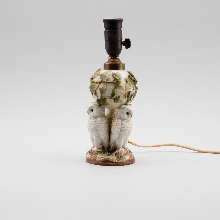 BORDSLAMPA, porslin, omkring år 1900.