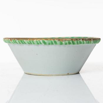 A set of six Chinese export porcelain service pieces, Qing dynasty, Qianlong (1736-95).