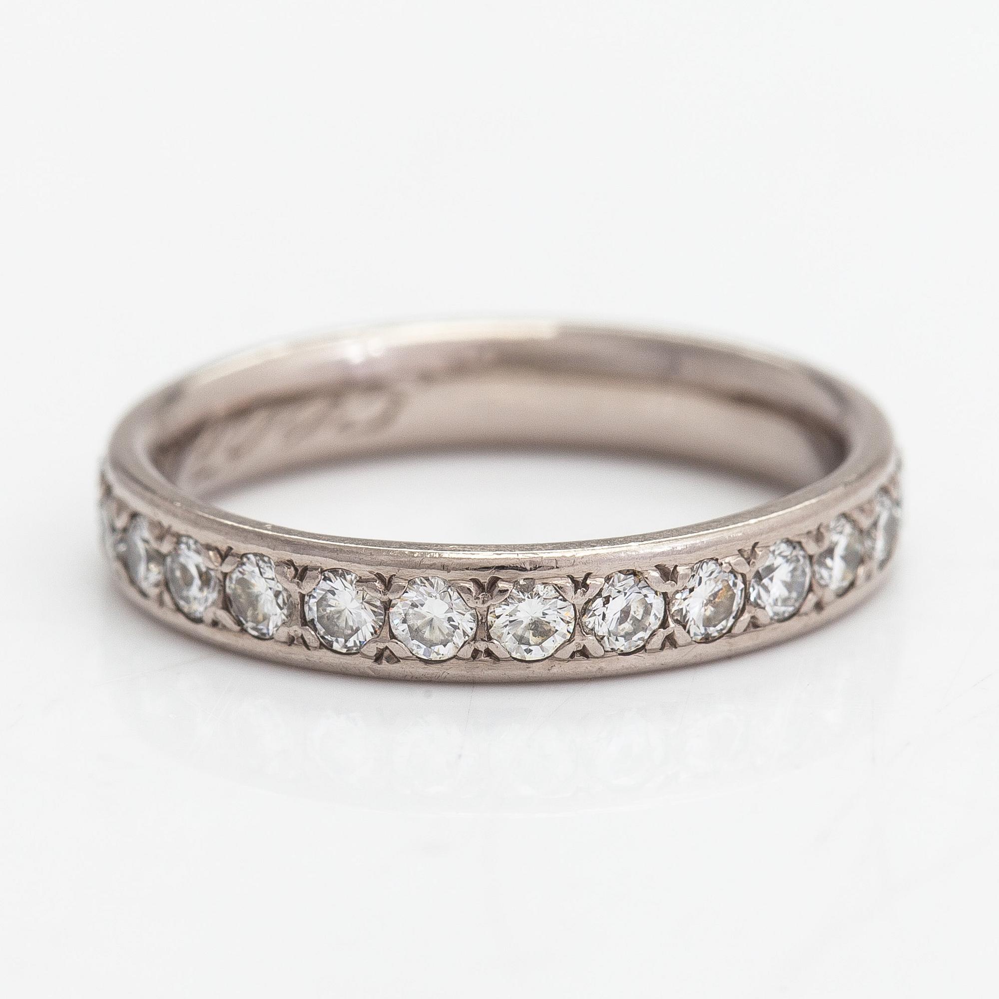 An 18K palladium white gold eternity ring with brilliant cut diamonds approx. 0.81 ct in total.