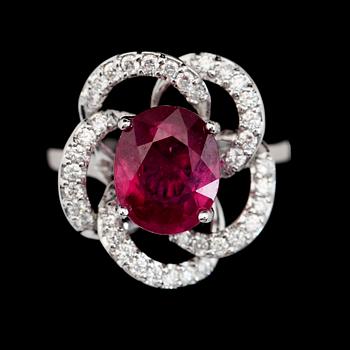 RING, 18K vitguld, rubin och briljantslipade diamanter.