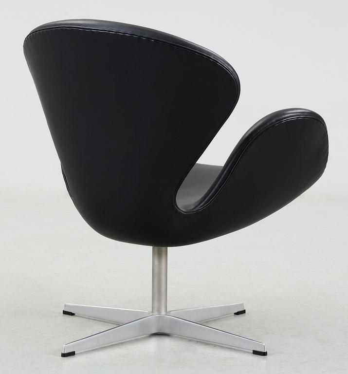 ARNE JACOBSEN, fåtölj, "Svanen", Fritz Hansen, Danmark 2001.