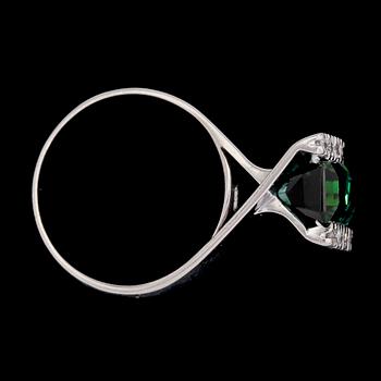 RING, grön trappslipad  turmalin samt briljantslipade diamanter, tot. 0.16 ct.