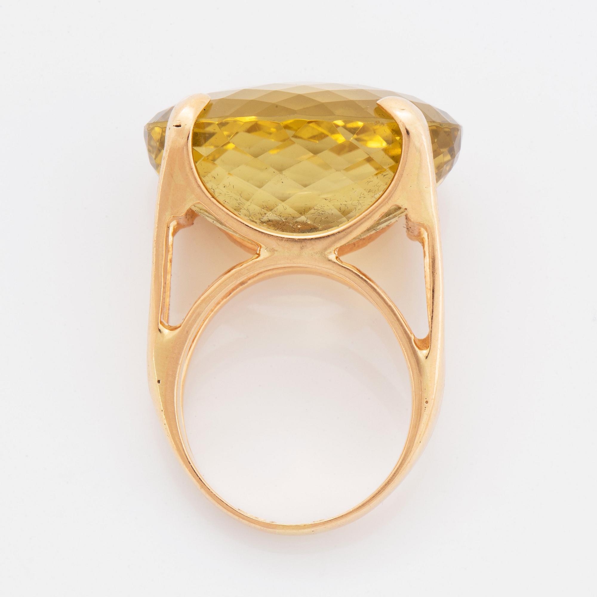 Ring 18K guld med en checkerslipad limefärgad kvarts.