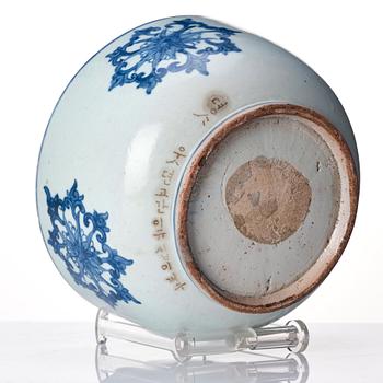 A large blue and white Korean box with cover, Joseon (1392-1897).