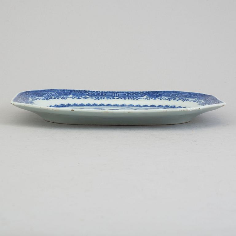 A blue and white dish, Qing dynasty, Qianlong (1736-95).