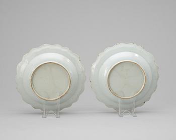 A pair of famille rose charger, Qing dynasty, Qianlong (1736-95).