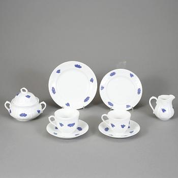 KAFFE samt TESERVIS, 60 delar, porslin, "Blå blom" Old Gustavsberg, 1900-tals mitt.