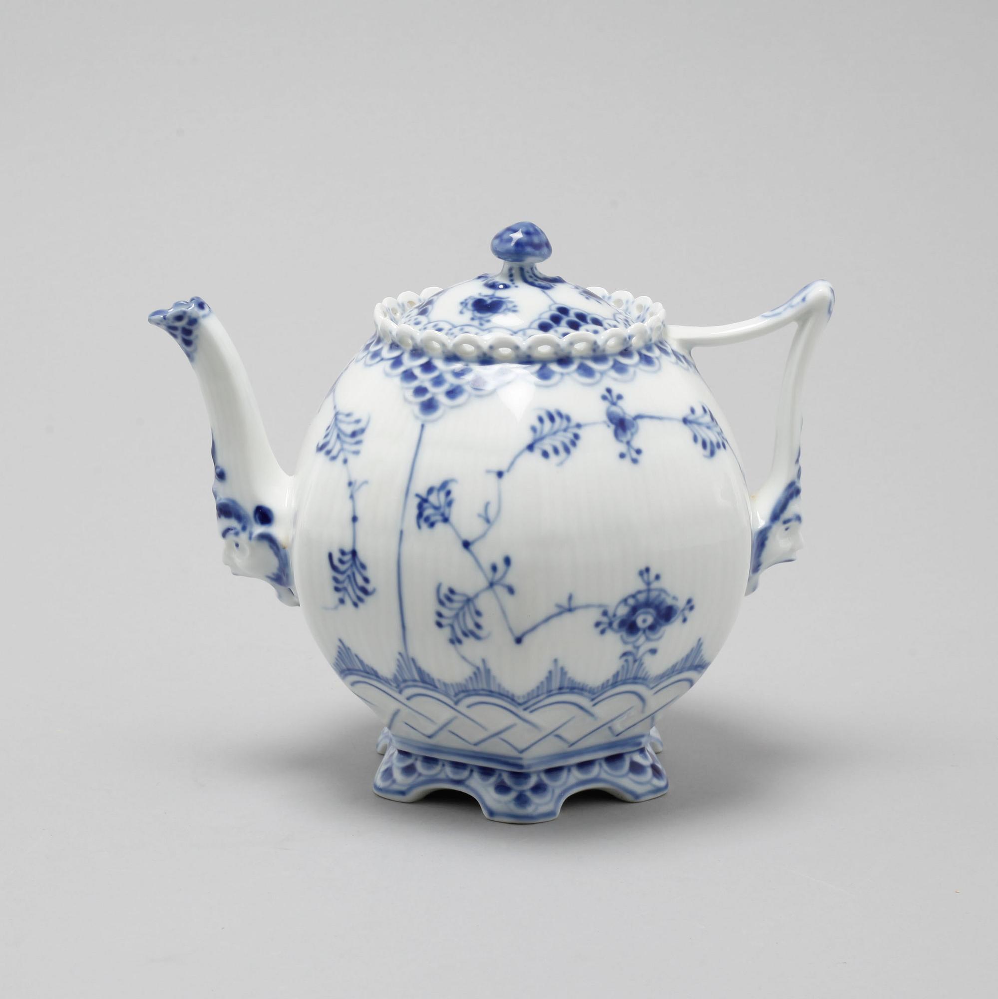 A set 38 pieces of Royal Copenhagen porcelain named "Musselmalet".