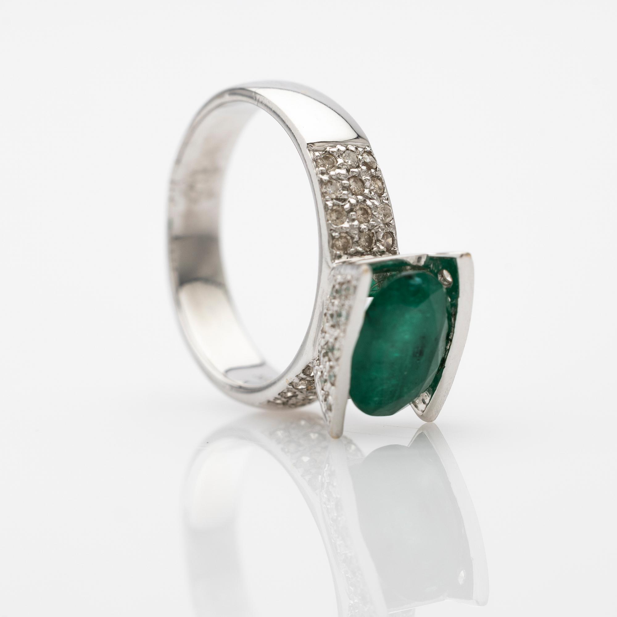 Ring, 18k gold with emerald and diamonds.
