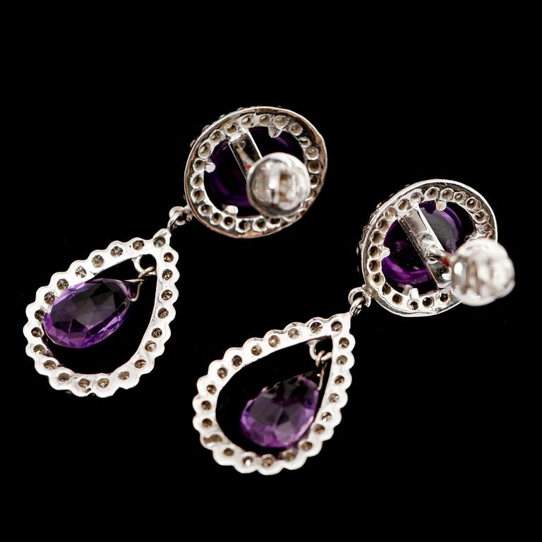 ÖRHÄNGEN, 1 par, vitguld, ametister, tot 8.90 ct samt diamanter 1.65 ct.