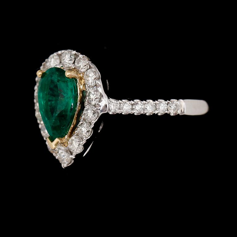 RING, 18K vitguld, smaragd ca 0.90 ct, diamanter tot ca 0.70 ct.