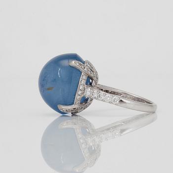 RING med obehandlad Ceylon cabochonslipad stjärnsafir ca 42 ct och diamanter.