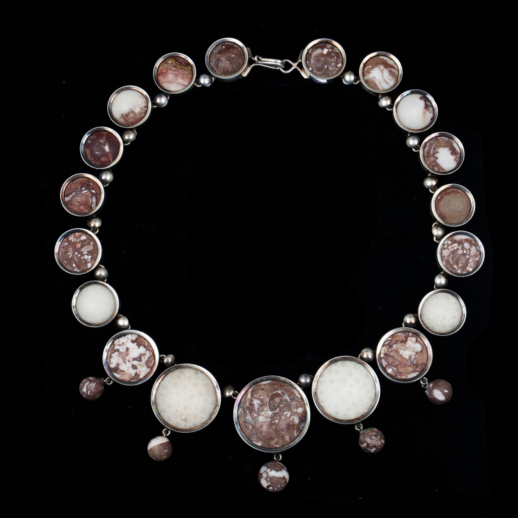 COLLIER, vitmetall med stenar, möjligen sent 1800-tal.
