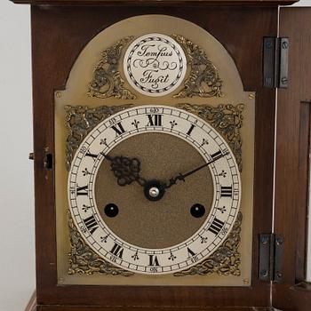 AN ENGLISH MANTEL CLOCK, first half of the 20th century.