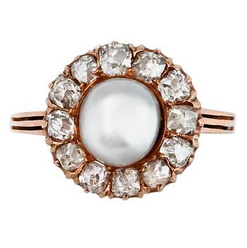 PEARL RING WITH DIAMONDS.