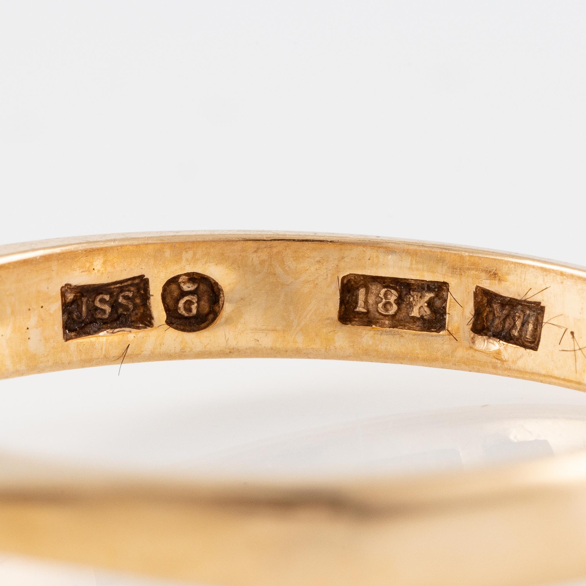 Ring 18K gold with a round brilliant-cut diamond.