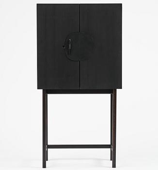 Mathieu Gustafsson, skåp, prototyp, "Tecknaren", utfört av snickarmästarna Markus Karlbom & Hannu Hietamäki, Burhult, 2024.