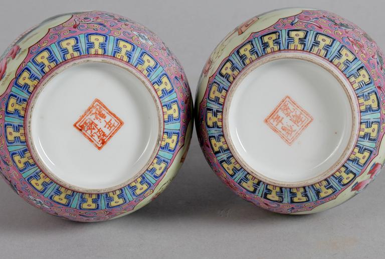 VASER, ett par, porslin, Kina, 1900-tal.