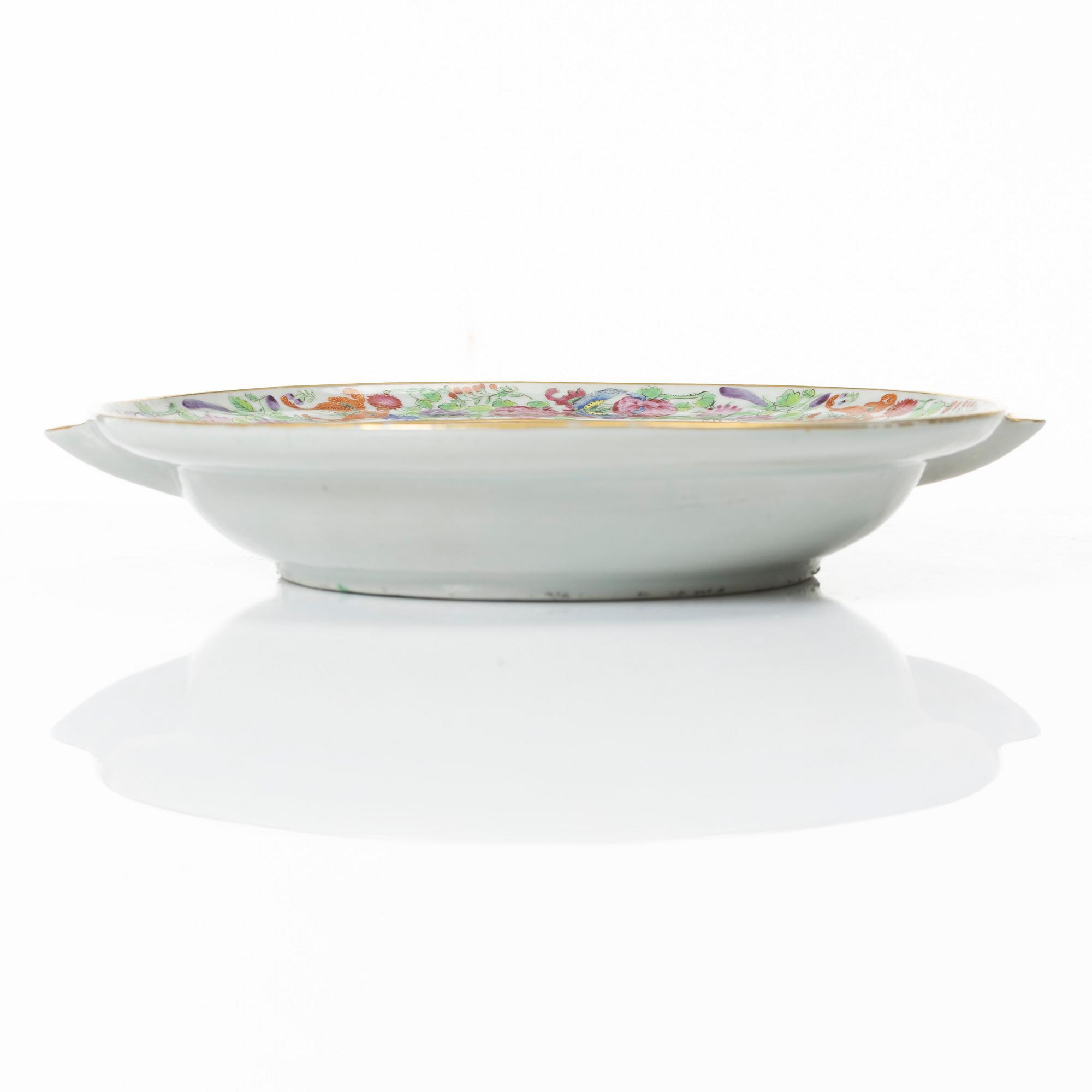 Värmefat, porslin. Qingdynastin, Kanton, 1800-tal.