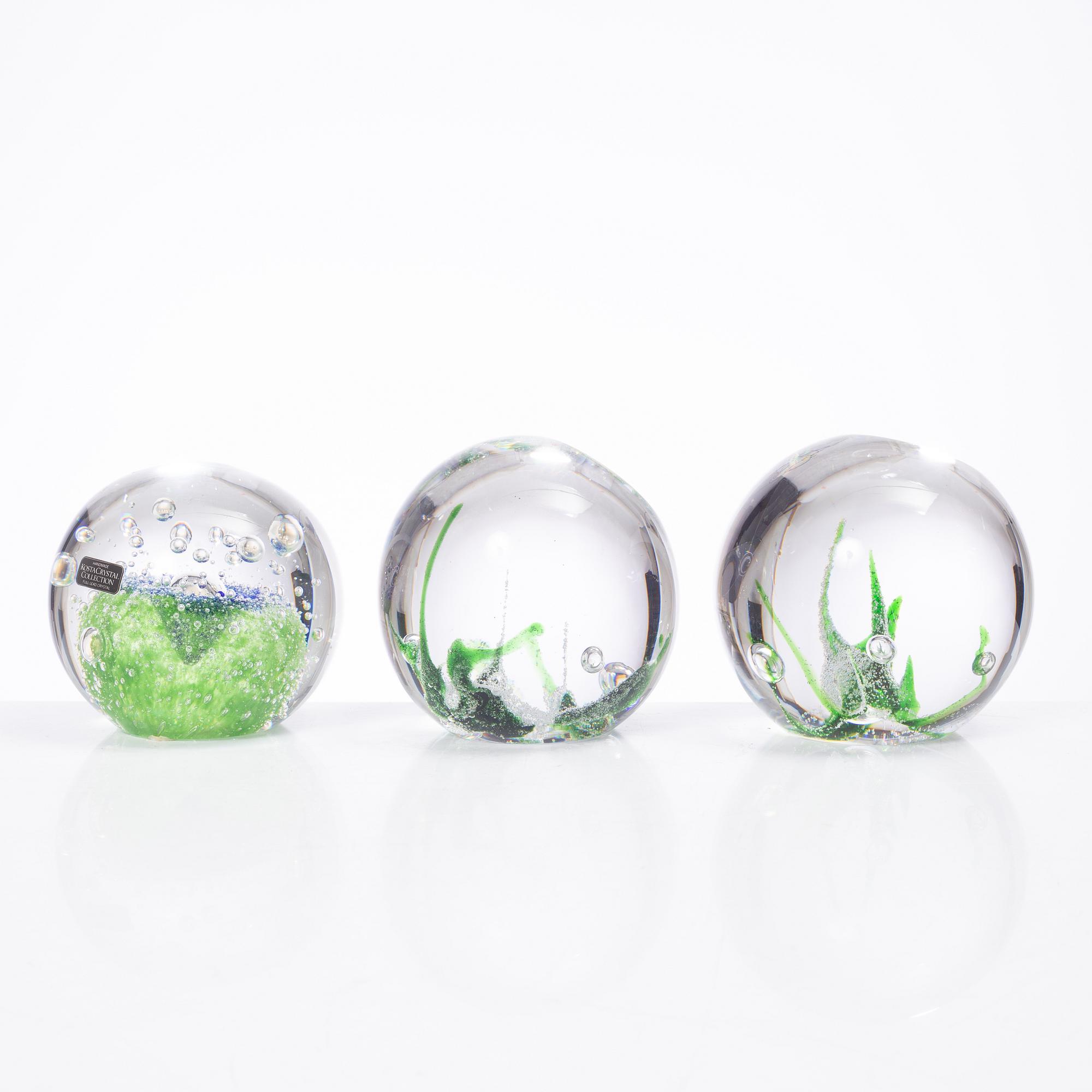 Vicke Lindstrand, Göran Wärff, Caithness of Scotland, five glass paper weights, signed.