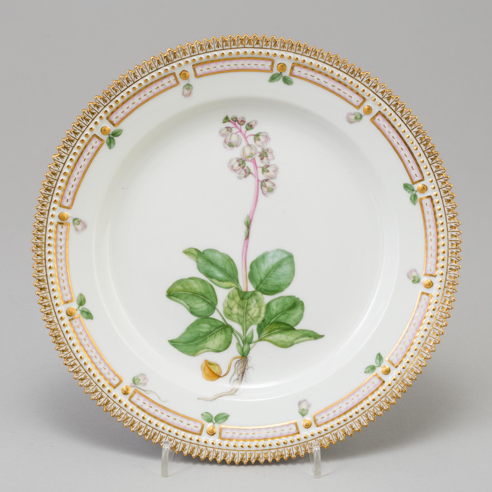 A set of five porcelaine Royal Copenhagen "Flora Danica" plates model #3550.