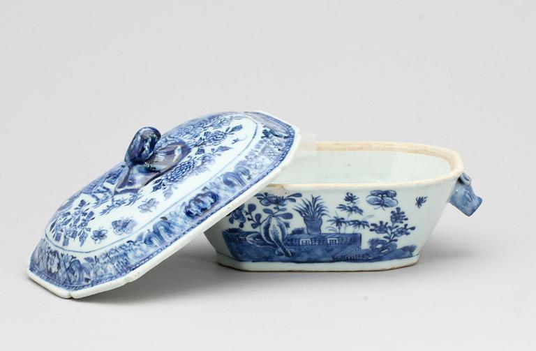 SMÖRTERRIN, porslin, Kina Qianlong, (1735-96).