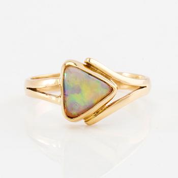 Ring 18K gold with an opal.