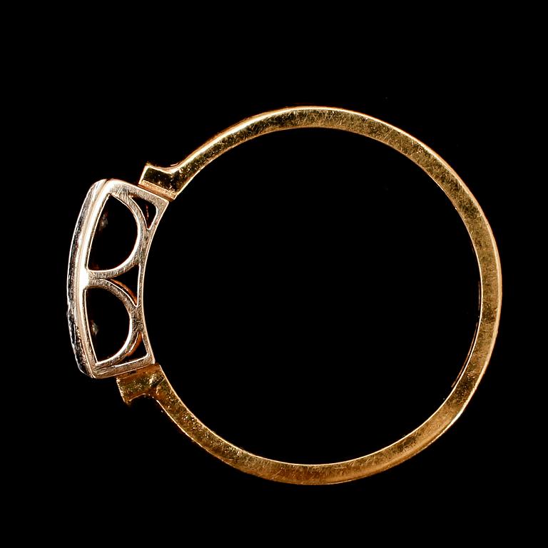 RING, 23 k guld, med 3 briljanter. Tot vikt 6 g.