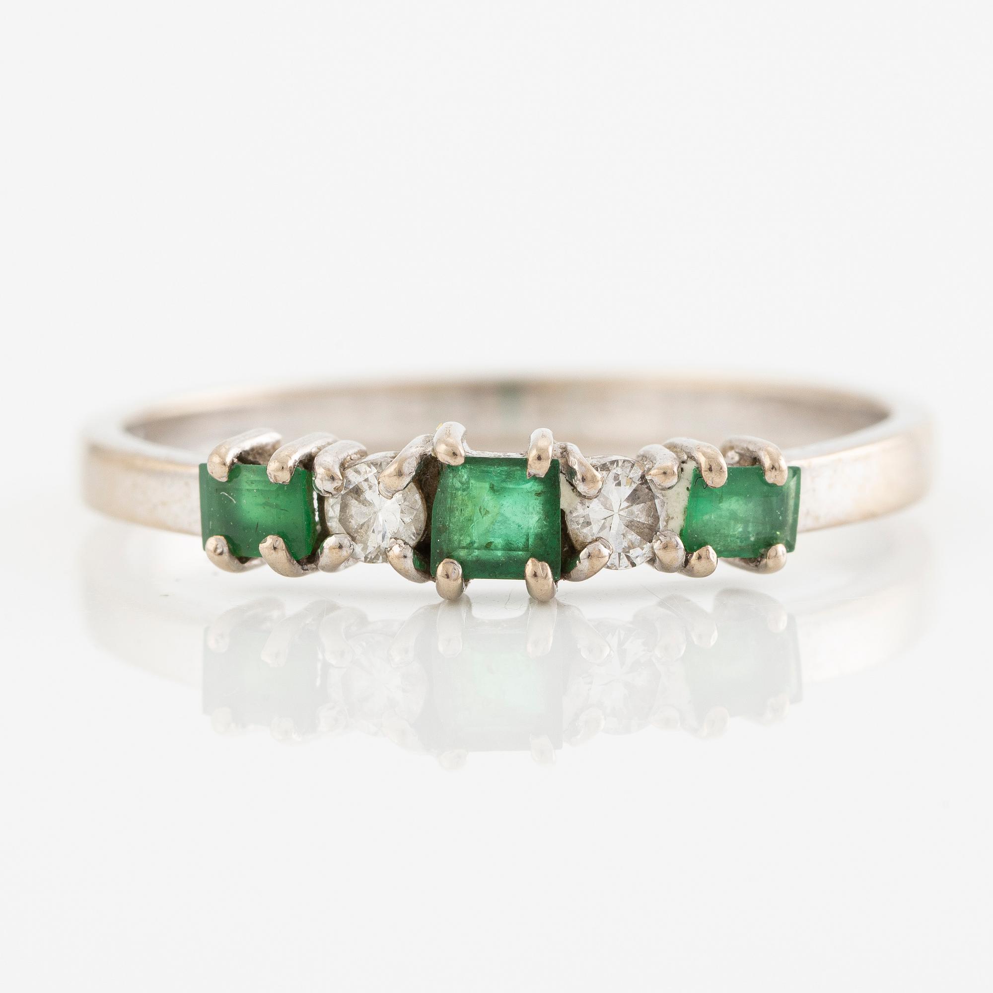 Ring, eternity ring 18K white gold with emeralds and brilliant-cut diamonds.