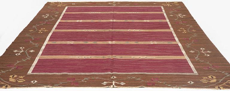 A carpet, flat weave, c 360 x 270 cm, possibly by Handarbetets vänner, Stockholm, Sweden.