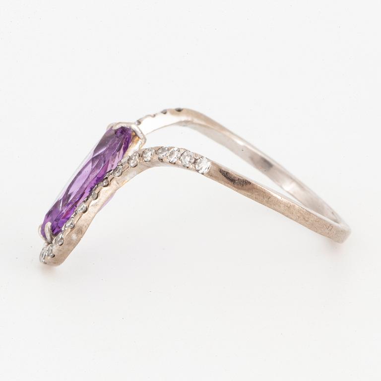 Mandelstam, Ring 18K white gold set with a marquise-cut amethyst and single-cut diamonds.