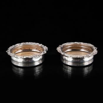 COASTER, ett par, nysilver, 1800-talets slut.