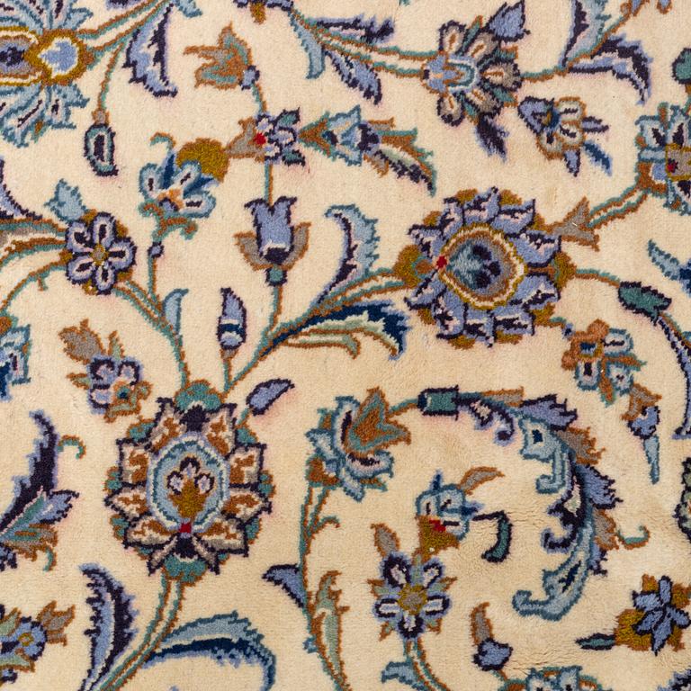 A so called Royal Kashan carpet, ca 423 x 297 cm.