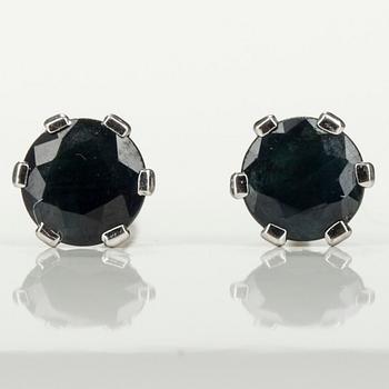 KORVAKORUT, 14K valkokultaa, safiirit yht. n. 0,50 ct. Paino 1,1 g.