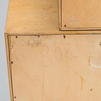 Aino Aalto, kaappi, malli 808 ja vitriini, malli 214 O.Y. Huonekalu- ja Rakennustyötehdas A.B. 1950-luvun alku.