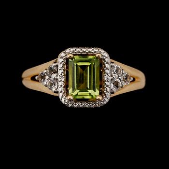 RING, 14K guld, peridot, topaser och diamanter.